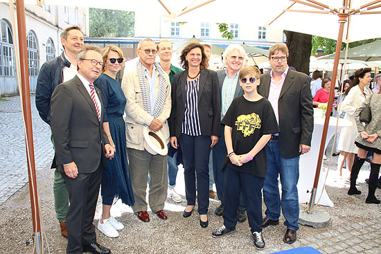 Klaus Schaefer (l.), Ilse Aigner (Mi.) und FFF-Förderreferent Nikolaus Prediger (3.v. r.)  mit Andrei Konchalovsky (4.v.l.) und Julia Vysotskaya (3.v.l). Vysotskaya wurde am Abend des 29.06.2017für die Hauptrolle in Konchalovsks vom FFF geförderten Film Paradies mit dem Friedenspreis des Deutschen Films - Die Brücke ausgezeichnet, Konchalovsky für sein Lebenswerk geehrt. (©Foto: Martin Schmitz)